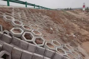 <em>路基</em>坡面防护—防止<em>路基</em>坡面溜坍等病害所采取的防护加固措施