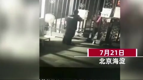 男子酒后回小区被查出入证，疯狂<em>殴打</em>保安<em>致</em>昏迷，警方：已拘留