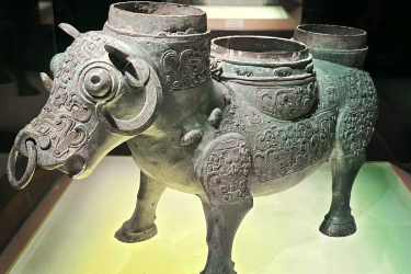 牛鼻穿孔铜<em>牛</em>尊